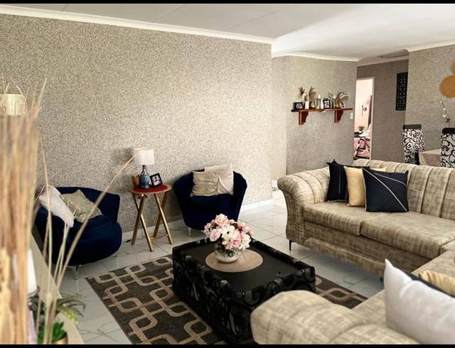 2 BEDROOM TOWNHOUSE FOR SALE IN LINDHAVEN